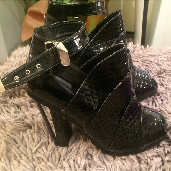 PRIVILEGED EDGY OPENED TOED BLACK BOOTIES - Picture 6 of 8